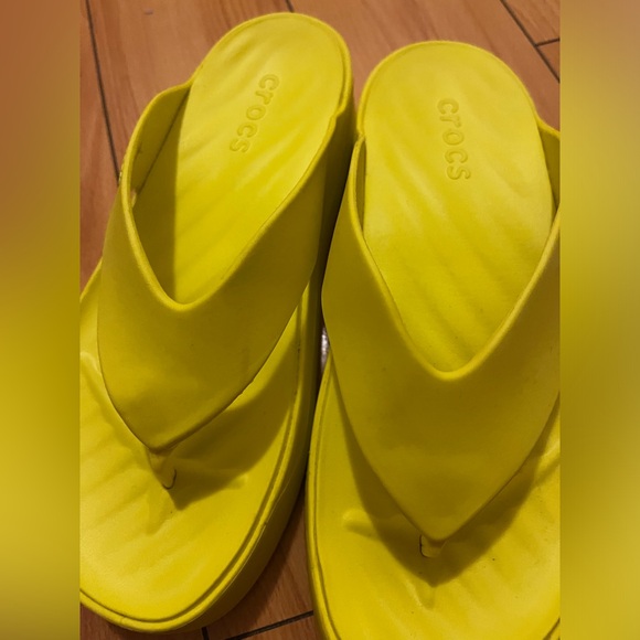 Croc’s Women’s Platform Sandals Size 9 Yellow - Picture 2 of 7